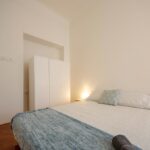 armadio a tre ante inserito in una piccola nicchia del muro