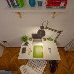 dettaglio del tavolo scrivania con lampada, sedia e oggetti per lo studio