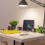 ulteriore dettaglio della scrivania con lampada e sedia ergonomica