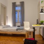 vista della stanza con letto, scrivania e sedia