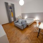 vista della suite con matrimoniale, divanetto e zona studio