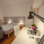 scrivania con sedia ergonomica e lampada da tavolo