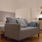 dettaglio del divanetto grigio da due posti