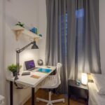 dettaglio ulteriore della zona studio, con scrivania, sedia e illuminazione dedicata