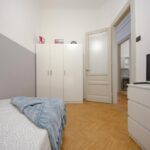 dettaglio della stanza con focus sull'armadio