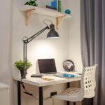 dettaglio dela scrivania, con lampada da tavolo e sedia ergonomica