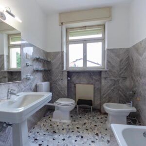 vista della stanza da bagno con pavimento in terrazzo colorato