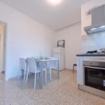 sala da pranzo arredata con tavolo e quattro sedie