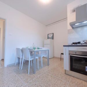 sala da pranzo arredata con tavolo e quattro sedie