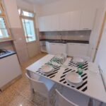 tavola da pranzo apparecchiata per quattro con tovagliette e piatti