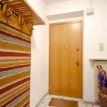 ingresso dell'appartamento con porta ombrelli e attaccapanni