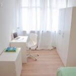 una grande finestra illumina la zona studio lavoro