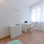 dettaglio della zona studio lavoro con scrivania attrezzata e sedia ergonomica con rotelle