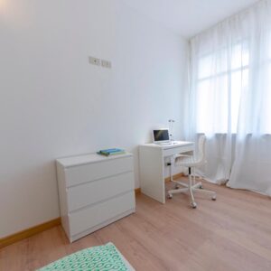 dettaglio della zona studio lavoro con scrivania attrezzata e sedia ergonomica con rotelle