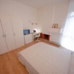 ulteriore vista della stanza arredata con letto matrimoniale, armadio e scrivania con sedia