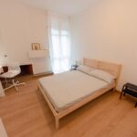 il letto è in legno di pino, matrimoniale a uso singolo