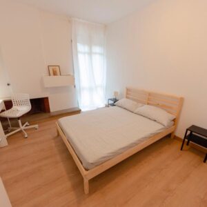 il letto è in legno di pino, matrimoniale a uso singolo