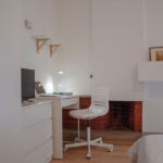 la zona studio lavoro è arredata con scrivania, mensola per libri, lampada da tavolo e sedia ergonomica