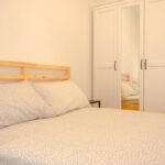 dettaglio del letto matrimoniale in legno di pino