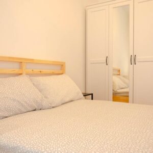 dettaglio del letto matrimoniale in legno di pino