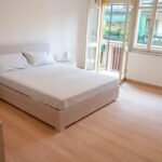 vista della stanza generale, con letto e balconcino aperto