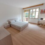 vista della stanza con letto matrimoniale, balconcino privato con finestra, cassettiera, zona studio