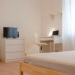 vista della cassettiera con tv e zona scrivania per studio o lavoro