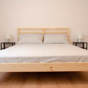 dettaglio del letto matrimoniale a uso singolo in legno di pino