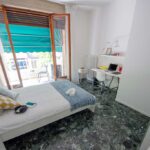 ulteriore prospettiva della stanza con letto matrimoniale, terrazzo privato e zona studio o lavoro