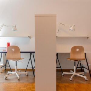 dettaglio delle zone studio attrezzate con lampada, scrivania e sedia