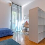 una libreria separa i due spazi della stanza creando due zone riservate per ciascuno