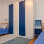 dettaglio dell'armadio a 4 ante in stile bianco e blu