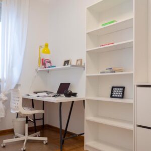 libreria bianca e scrivania bianca con dettagli neri