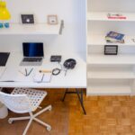 dettaglio della zona studio o lavoro, attrezzata con ripiani, libreria, ampia scrivania e sedia ergonomica