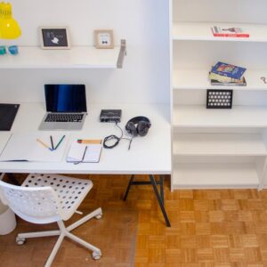 dettaglio della zona studio o lavoro, attrezzata con ripiani, libreria, ampia scrivania e sedia ergonomica