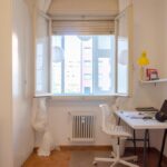 di fianco alla zona studio lavoro c'è una finestra luminosa