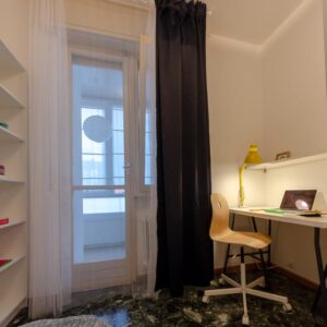vista della stanza vero la zona studio lavoro