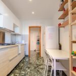 vista della zona pranzo con cucina lineare