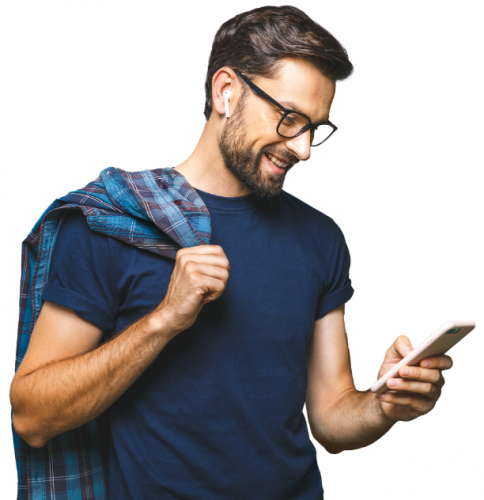 Uomo casual con smartphone e auricolari che sorride